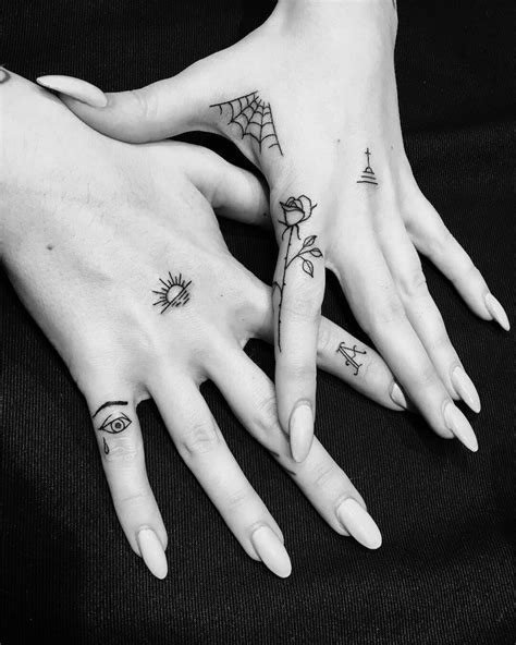 tattoo doigt femme|Tatouage doigt femme : 80 idées de motifs à se faire tatouer.